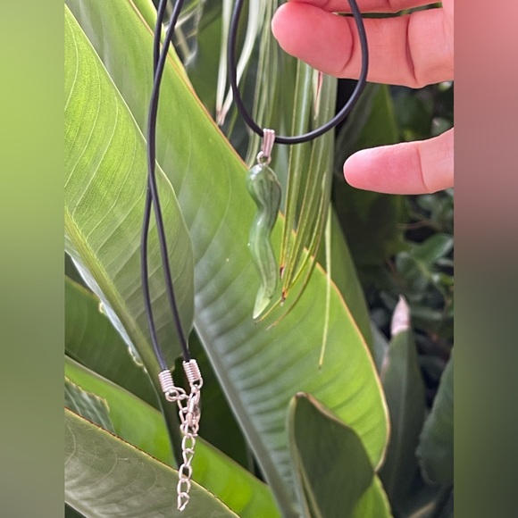 High quality natural spinach green nephrite jade horn pendant & black cord chain - Picture 4 of 6